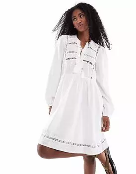 Белый кафтан с длинными рукавами