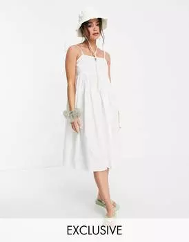 Белый ярусный сарафан миди на бретелях COLLUSION