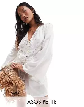 Белый топ ASOS DESIGN Petite с кружевной вставкой и планкой на пуговицах во всю длину