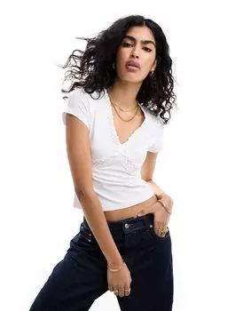 Белый топ с v-образным вырезом и кружевной отделкой ASOS DESIGN