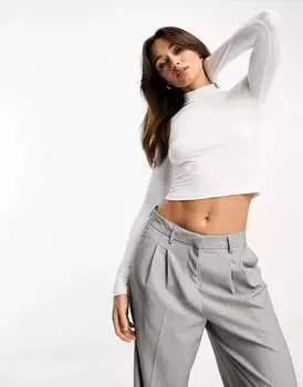 Белый топ с высоким воротником Stradivarius