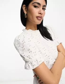 Белый трикотажный топ Vila с английской вышивкой и короткими рукавами