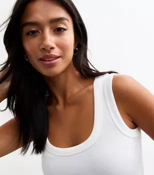 Белый трикотажный топ в рубчик Petite с овальным вырезом New Look, белый