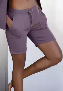 Bench Короткие спортивные штаны-бермуды с подвернутыми краями ног и боковыми карманами Bench Loungewear, лиловый