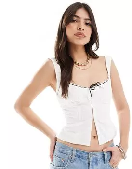 Bershka — Белый топ с контрастными черными профилями