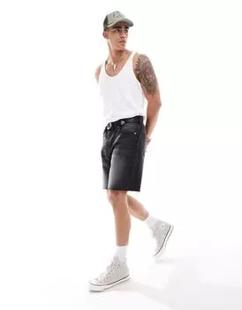 Bershka – черные джинсовые шорты с потертым краем