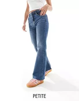 Bershka Petite – Брюки-клеш среднего синего цвета с разрезом внизу