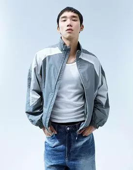 Bershka — Ветровка серого цвета с контрастными вставками