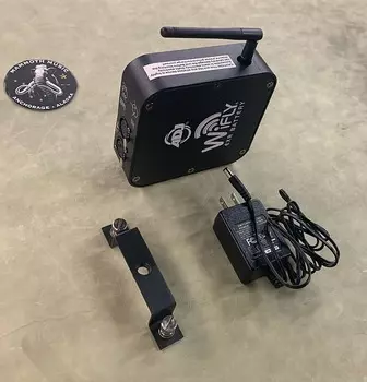 Беспроводной передатчик/приемник DMX с батареей American DJ WiFLY EXR WiFLY EXR Battery Wireless DMX Transmitter/Receiver