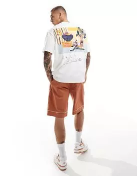 Бежевая футболка с принтом на спине Bershka