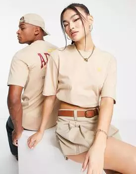 Бежевая футболка унисекс с крупным принтом на спине adidas Originals 'Preppy Varsity'