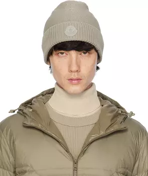 Бежевая шапка с нашивкой-логотипом Moncler