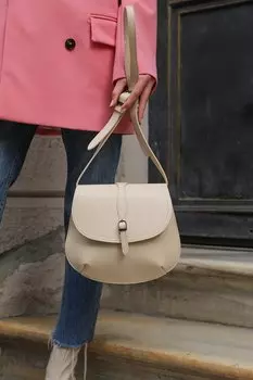 Бежевая женская сумка на плечо с пряжкой MADAMRA