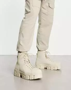 Бежевые массивные походные ботинки Bershka