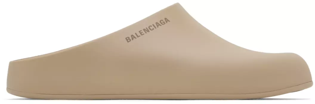 Бежевые закрытые шлепанцы у бассейна Balenciaga