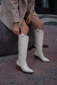 Бежевые женские ковбойские сапоги из натуральной кожи на каблуке и с вышивкой MADAMRA