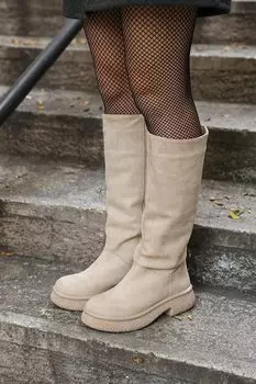 Бежевые женские замшевые сапоги MADAMRA