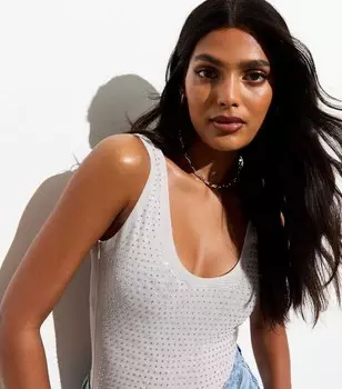 Бледно-серое боди-стринги в сеточку со стразами New Look, бледно-серый