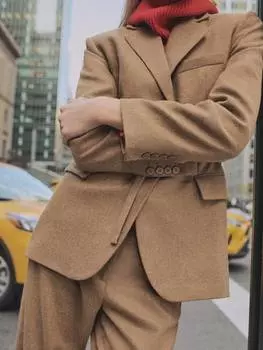 Блейзер из смеси шерсти helsinki virgin с поясом Mango, желто-коричневый