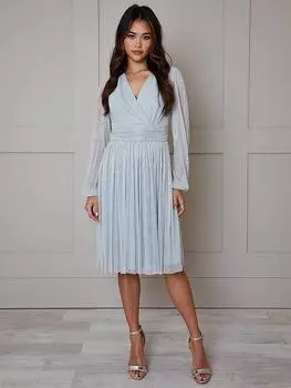 Блестящее плиссированное платье с запахом на шее Chi Chi London, серебряный