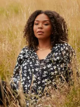 Блуза с рюшами спереди Curve и цветочным принтом Live Unlimited, черно-белый