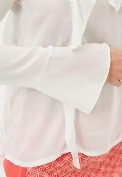 Блузка Con Escote De Pico Y Volante LOVE & MONEY, белая