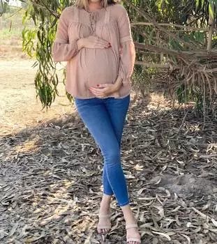 Блузка из швейцарского кружева в горошек цвета кэмел Liv Maternity, коричневый