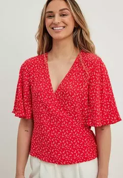Блузка NA-KD MIT SCHNRUNG VORNE UND SCHMETTERLINGSRMELN, цвет red flower