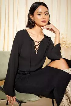 Блузка приталенного кроя с длинными расклешенными рукавами и шнуровкой Friends Like These, черный