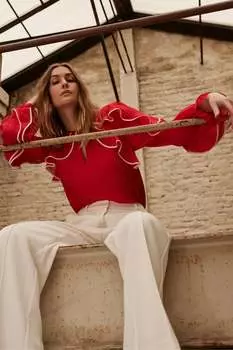 Блузка с контрастными рюшами Mint Velvet, красный