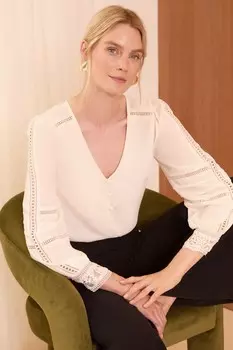 Блузка с кружевными манжетами и v образным вырезом Love & Roses, белый