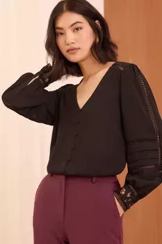 Блузка с кружевными манжетами и v образным вырезом Love & Roses, черный