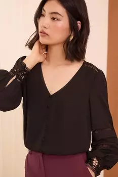 Блузка с кружевными манжетами и v образным вырезом Love & Roses, черный