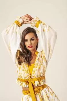 Блузка с оборками и вырезом-листом в горчичном цвете Masavi, цвет mustard