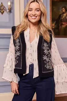 Блузка с рукавами флейтами и металлическим бантом Love & Roses, белый