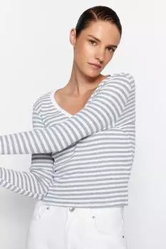 Блузка Trendyol укороченная эластичная с длинными рукавами и V-образным вырезом, серый/белый