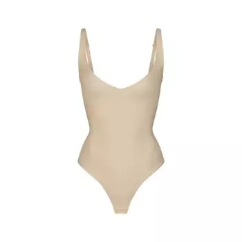 Боди core sculpt lunge thong SKIMS, цвет sand