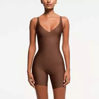 Боди Core Sculpt с глубоким вырезом до середины бедра SKIMS, цвет jasper