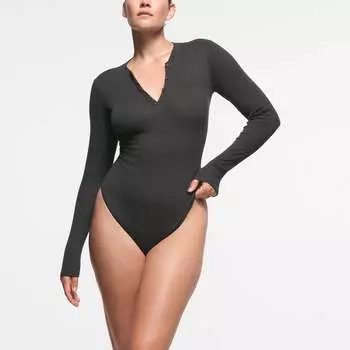 Боди с длинными рукавами и хенли SKIMS, цвет soot