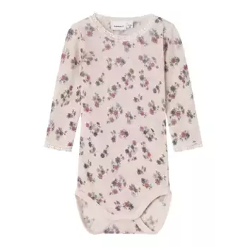 Боди с длинными рукавами Name It «NBFWANG WOOL NEEDLE LS BODY NOOS», выполнено из чистой шерсти мериноса, цвет Lilac Ash