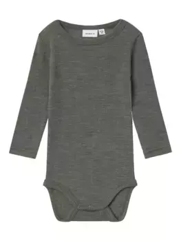 Боди с длинными рукавами Name It "NBMWANG WOOL NEEDLE LS BODY SOLID NOOS", выполнено из чистой шерсти мериноса, цвет Mulled Basil