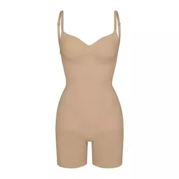 Боди с нижней частью спины до средней части бедра SKIMS, цвет clay