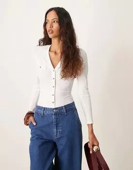 Боди с v-образным вырезом и застежкой на пуговицы, с длинными рукавами, в цвете «кремовый» New Look