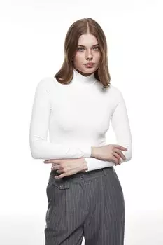 Боди с воротником-водолазкой цвета экрю QUZU