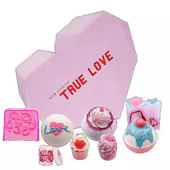 Bomb Cosmetics True Love Gift Box набор косметики Sparkling Ball 3шт + глицериновое мыло 2шт + кекс с маслом 2шт + бальзам для губ 1шт