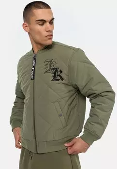 Бомбер Karl Kani OLD ENGLISH QUILTED, цвет Military Green