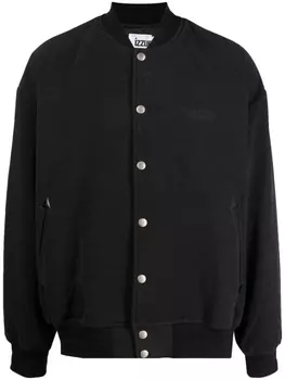 Бомбер на кнопках с вышитой надписью izzue, черный
