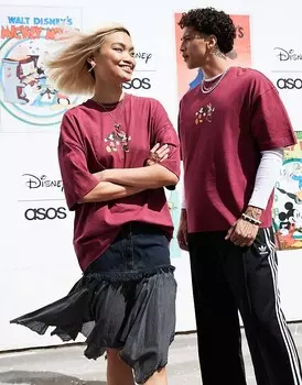 Бордовая оверсайз-футболка унисекс с принтом Микки Маус и Минни Маус ASOS DESIGN Disney Disney