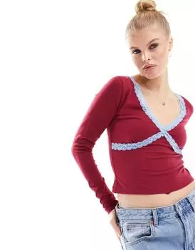 Бордовый топ ASOS с контрастной окантовкой нежно-голубого цвета