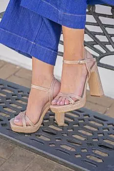 Босоножки Agnes на высоком каблуке на платформе с заклепками Novo, желтый